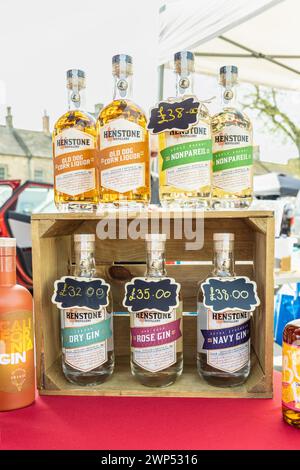 Masham, Ripon, North Yorkshire, England, Great Briton, Vereinigtes Königreich. 30. April 2022. Lokal hergestellter Schnaps zum Verkauf auf einem Markt im Freien. Stockfoto