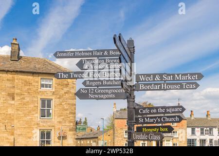 Masham, Ripon, North Yorkshire, England, Great Briton, Vereinigtes Königreich. 30. April 2022. Wegweiser zur Stadt Masham. Stockfoto