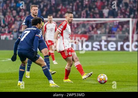 München, Deutschland. März 2024. MÜNCHEN – 5. MÄRZ: Raphaël Guerreiro von Bayern München übergibt den Ball während der UEFA Champions League, Achtelfinale, 2. Legspiel zwischen Bayern München und Lazio am 5. März 2024 in der Allianz Arena in München. (Foto von Andre Weening/Orange Pictures) Credit: Orange Pics BV/Alamy Live News Stockfoto