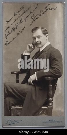 Foto von Franz Lehár, der in einem Sessel sitzt, um 1906, mit einer Widmung an Aleksander Rajchman, dokumentiert den Komponisten und Musiker in einem sitzenden Porträt für historische und künstlerische Aufzeichnungen. Stockfoto