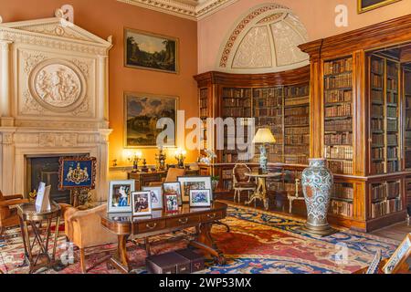 Harewood, Leeds, West Yorkshire, England, Vereinigtes Königreich. Mai 2022. Die Bibliothek des Harewood House, ein Schatzhaus aus dem 18. Jahrhundert. Stockfoto