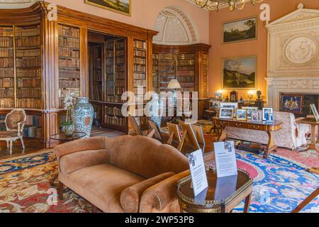 Harewood, Leeds, West Yorkshire, England, Vereinigtes Königreich. Mai 2022. Die Bibliothek des Harewood House, ein Schatzhaus aus dem 18. Jahrhundert. Stockfoto