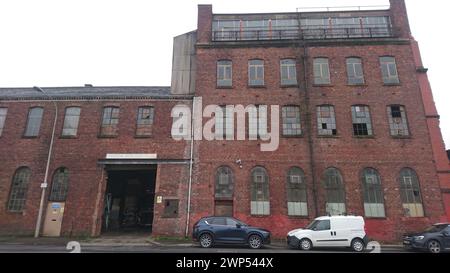 Vorderseite und Eingang zum alten denkmalgeschützten Gebäude im Bridgeton-Viertel von Glasgow, das von Possilpark Shotblasting Co. Genutzt wird. Ltd Stockfoto
