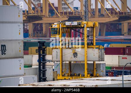 Containerterminal im Seehafen Bremerhaven, Eurogate Container Terminal mit fast 50 Containerbrücken, Kränen, auf einer Länge von über 4 KM an der Wesermündung, Portalhubwagen bringen die Container von und zu den Containerschiffen, bzw. Lager sie zwischen, Bremerhaven, Bremen, Deutschland Containerterminal Bremerhaven *** Containerterminal im Seehafen Bremerhaven, Eurogate Containerterminal mit fast 50 Containerbrücken, Kränen, auf einer Länge von über 4 KM an der Wesermündung, Streddle Carrier bringen die Container zu und von den Containerschiffen oder lagern sie zwischen, br Stockfoto