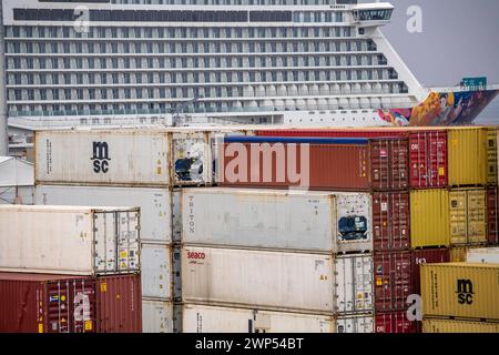 Containerterminal im Seehafen Bremerhaven, Eurogate Container Terminal, Container Lager, hinten das Kreuzfahrtschiff World Dream, Manara, Bremerhaven, Bremen, Deutschland Containerterminal Bremerhaven *** Containerterminal im Seehafen Bremerhaven, Eurogate Container Terminal, Containerlager, hinter dem Kreuzfahrtschiff World Dream, Manara, Bremerhaven, Bremen, Deutschland Containerterminal Bremerhaven Bremerhaven Stockfoto