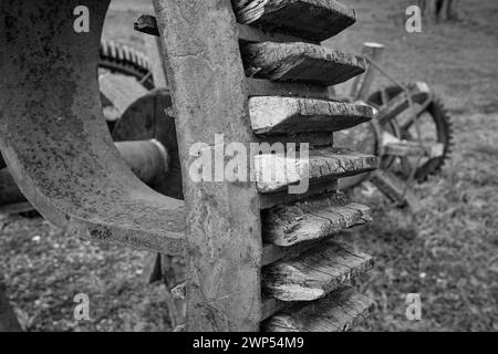 Antike hölzerne Zahnräder aus einer alten Mühle Stockfoto