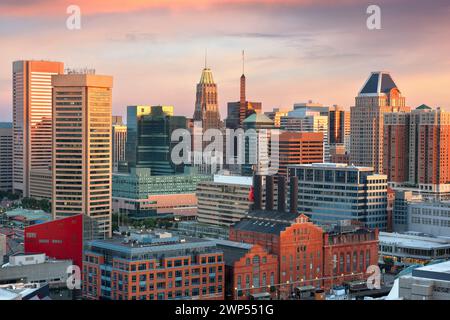 Baltimore, Maryland, USA Skyline über den Inneren Hafen bei Dämmerung. Stockfoto