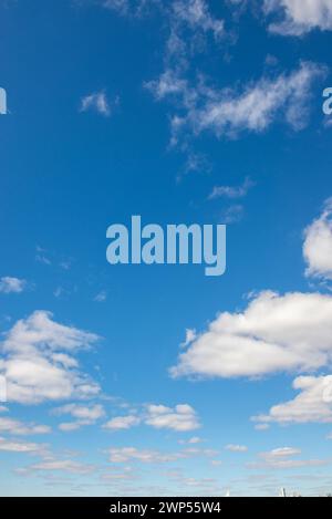 Flauschige Cumulus-Wolken an einem schönen Sommertag Stockfoto