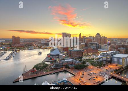 Baltimore, Maryland, USA Skyline über den Inneren Hafen bei Dämmerung. Stockfoto
