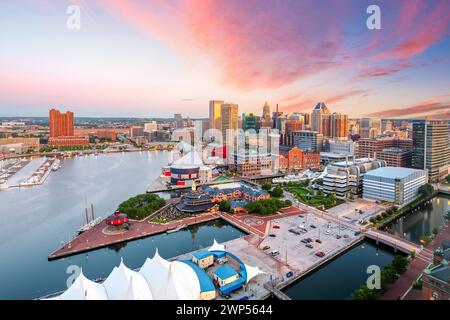 Baltimore, Maryland, USA Skyline über den Inneren Hafen bei Dämmerung. Stockfoto