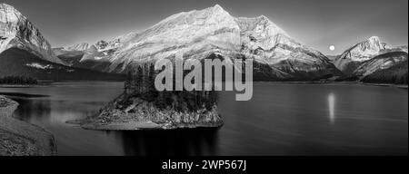 Island on Lake, Upper Kananaskis Lake, Mount Sarrail, Mount Lyautey, Alberta, Kanada Stockfoto