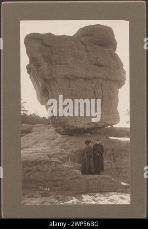 Helena (1856-1934) und Ignacy Jan (1860-1941) Paderewscy at Balanced Rock at Garden of the Gods, Colorado Springs (USA); Goerke, Paul & Son (Manitou, Colorado; CA 1890-1907; Foto im Ausland); 1908 (1914) (1908-00-1914-00-00); Garden of the Gods (Colorado Springs, USA), Paderewska, Helena (1856-1934), Paderewski, Paderewski, Paderewski Ignacy Jan (1860-1941), Paderewski, Ignacy Jan (1860-1941)-Ikonographie, Paderewski, Ignacy Jan (1860-1941) - Sammlung, Vereinigte Staaten von Amerika, amerikanisch (Kultur), Pelze, Hüte, Damenhüte, Männerhüte, Komponisten, Musiker, Pianisten, Porträts, Doppelporträts, Ten Stockfoto