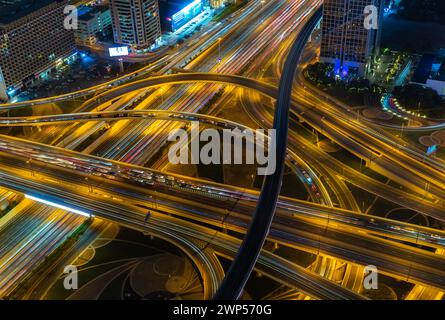 Ein Bild der geschäftigen Kreuzung der Al Safa Street und der Scheich Zayed Road bei Nacht. Stockfoto