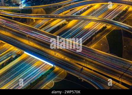 Ein Bild der geschäftigen Kreuzung der Al Safa Street und der Scheich Zayed Road bei Nacht. Stockfoto