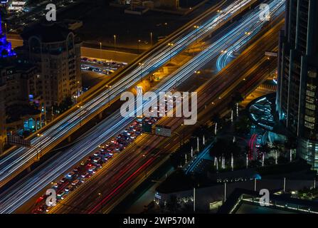 Ein Bild von der geschäftigen Al Safa Street bei Nacht. Stockfoto