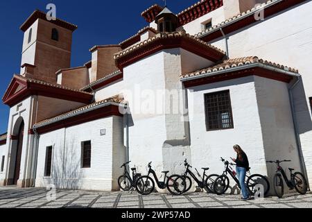 Eine Gruppe von Fahrrädern, die vor der Iglesia de San Nicolàs auf der Plaza Mirador de San Nicolàs, Albaicín Viertel von Granada, Andalucía, Spanien, geparkt werden. Stockfoto