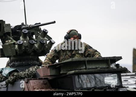 Korzeniewo, Polen. März 2024. Soldaten präsentieren den Transfer von Panzern und gepanzerten Fahrzeugen über die Weichsel während der Dragon-24-Übung der NATO, einem Teil der großen, standhaften Defender-24-Übung. An den Übungen, die hauptsächlich in Mitteleuropa stattfinden, sind rund 90.000 Soldaten aus allen NATO-Ländern sowie Schweden beteiligt. Das Ziel von standhaftem Defender-24 ist es, Verteidigungsfähigkeiten gegen Aggressionen abzuschrecken und zu präsentieren. Quelle: SOPA Images Limited/Alamy Live News Stockfoto