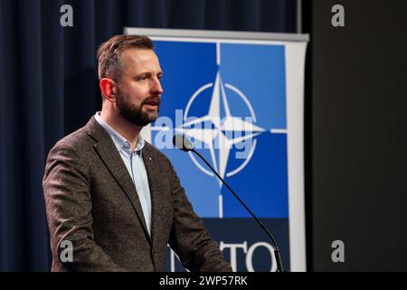 Korzeniewo, Polen. März 2024. Der polnische Verteidigungsminister spricht während einer Pressekonferenz bei der Dragon-24-Übung der NATO, einem Teil der großen, standhaften Defender-24-Übung, vor der Presse. An den Übungen, die hauptsächlich in Mitteleuropa stattfinden, sind rund 90.000 Soldaten aus allen NATO-Ländern sowie Schweden beteiligt. Das Ziel von standhaftem Defender-24 ist es, Verteidigungsfähigkeiten gegen Aggressionen abzuschrecken und zu präsentieren. Quelle: SOPA Images Limited/Alamy Live News Stockfoto