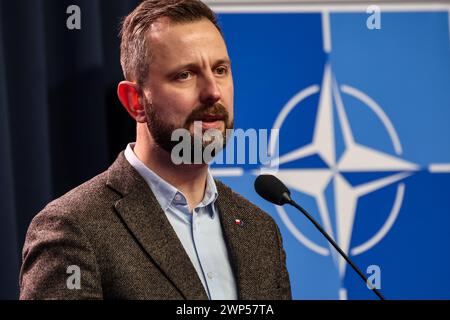 Korzeniewo, Polen. März 2024. Der polnische Verteidigungsminister spricht während einer Pressekonferenz bei der Dragon-24-Übung der NATO, einem Teil der großen, standhaften Defender-24-Übung, vor der Presse. An den Übungen, die hauptsächlich in Mitteleuropa stattfinden, sind rund 90.000 Soldaten aus allen NATO-Ländern sowie Schweden beteiligt. Das Ziel von standhaftem Defender-24 ist es, Verteidigungsfähigkeiten gegen Aggressionen abzuschrecken und zu präsentieren. Quelle: SOPA Images Limited/Alamy Live News Stockfoto