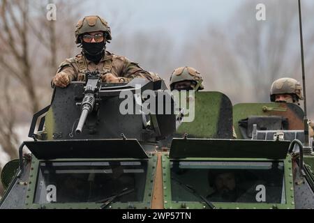 Korzeniewo, Polen. März 2024. Soldaten präsentieren den Transfer von Panzern und gepanzerten Fahrzeugen über die Weichsel während der Dragon-24-Übung der NATO, einem Teil der großen, standhaften Defender-24-Übung. An den Übungen, die hauptsächlich in Mitteleuropa stattfinden, sind rund 90.000 Soldaten aus allen NATO-Ländern sowie Schweden beteiligt. Das Ziel von standhaftem Defender-24 ist es, Verteidigungsfähigkeiten gegen Aggressionen abzuschrecken und zu präsentieren. Quelle: SOPA Images Limited/Alamy Live News Stockfoto