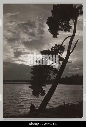 Eine Fotografie von Jan Bułhak, aufgenommen zwischen 1910 und 1934, die den Świteź-See darstellt, die Landschaft und die umliegenden Naturmerkmale zeigt. Stockfoto