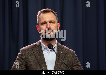 Korzeniewo, Polen. März 2024. Der polnische Verteidigungsminister spricht während einer Pressekonferenz bei der Dragon-24-Übung der NATO, einem Teil der großen, standhaften Defender-24-Übung, vor der Presse. An den Übungen, die hauptsächlich in Mitteleuropa stattfinden, sind rund 90.000 Soldaten aus allen NATO-Ländern sowie Schweden beteiligt. Das Ziel von standhaftem Defender-24 ist es, Verteidigungsfähigkeiten gegen Aggressionen abzuschrecken und zu präsentieren. Quelle: SOPA Images Limited/Alamy Live News Stockfoto