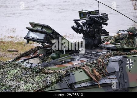 Korzeniewo, Polen. März 2024. Soldaten präsentieren den Transfer von Panzern und gepanzerten Fahrzeugen über die Weichsel während der Dragon-24-Übung der NATO, einem Teil der großen, standhaften Defender-24-Übung. An den Übungen, die hauptsächlich in Mitteleuropa stattfinden, sind rund 90.000 Soldaten aus allen NATO-Ländern sowie Schweden beteiligt. Das Ziel von standhaftem Defender-24 ist es, Verteidigungsfähigkeiten gegen Aggressionen abzuschrecken und zu präsentieren. Quelle: SOPA Images Limited/Alamy Live News Stockfoto