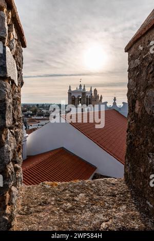 Portugal Kulturreisen, Stadtausflüge und interessante Sehenswürdigkeiten Blick auf die Dächer der Stadt Serpa und die Kirche Santa Maria in Alentejo Stockfoto