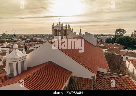 Portugal Kulturreisen, Stadtausflüge und interessante Sehenswürdigkeiten Blick auf die Dächer der Stadt Serpa und die Kirche Santa Maria in Alentejo Stockfoto