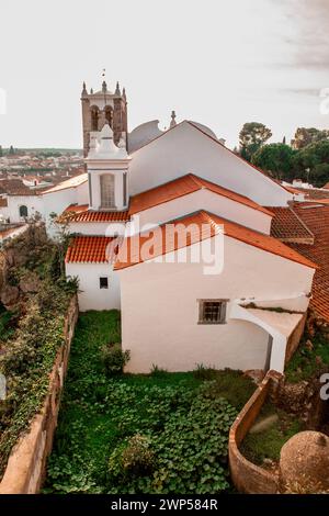 Portugal Kulturreisen, Stadtausflüge und interessante Sehenswürdigkeiten Blick auf die Dächer der Stadt Serpa und die Kirche Santa Maria in Alentejo Stockfoto