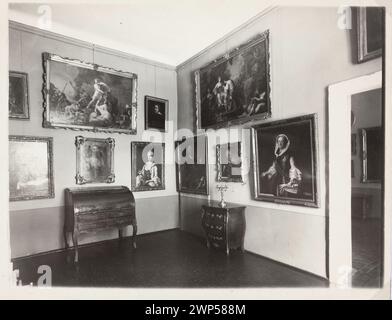 Warschau. Nationalmuseum, ul. Podwale 15; polnische Gemäldegalerie - Malhalle der sächsischen Ära; Ry, Jan (1889-1939); um 1932 (1932-00-00-1939-00); Nationalmuseum in Warschau, Nationalmuseum in Warschau - Sammlung, Podwale (Warschau - Straße), Ausstellungen, Galerien, polnische Malerei, Möbel, Museen, Innenräume Stockfoto