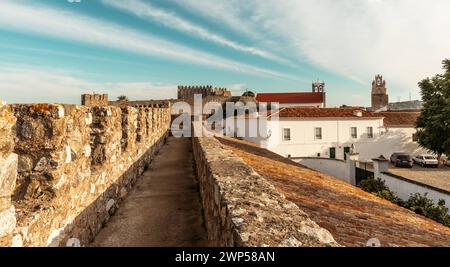 Portugal Kulturreisen, Stadtausflüge und interessante Sehenswürdigkeiten Blick auf die Stadt Serpa und die Burgmauer in der Region Alentejo Stockfoto