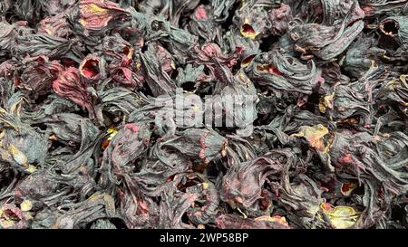 Getrocknete Hibiskusblüten in loser Schüttung auf dem Gewürzmarkt in Assuan Ägypten Stockfoto