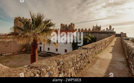 Portugal Kulturreisen, Stadtausflüge und interessante Sehenswürdigkeiten Blick auf die Stadt Serpa und die Burgmauer in der Region Alentejo Stockfoto