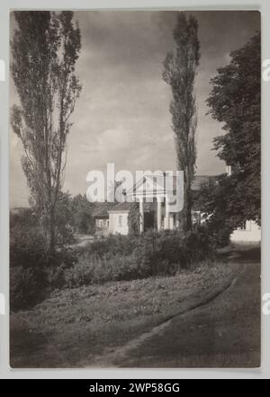 Ein Foto von Jan Bułhak, aufgenommen zwischen 1910 und 1934, das die Fassade des Hofgebäudes von Czombrów zeigt und architektonische Details und Design hervorhebt. Stockfoto
