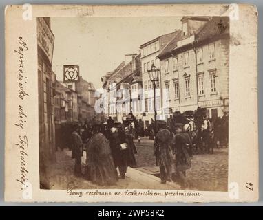Diese Ansicht aus dem Jahr 1861-1863 zeigt Häuser in Krakowskie Vororten von Warschau in Richtung Plac Zamkowy, wobei 1865 abgerissene Gebäude, Straßenfassaden, städtisches Layout und Fußgängeraktivitäten hervorgehoben werden. Stockfoto
