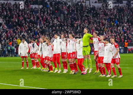 München, Deutschland. März 2024. MÜNCHEN, DEUTSCHLAND - 5. MÄRZ: Spieler von Bayern München feiern den Sieg während der UEFA Champions League, Achtelfinale, 2. Legspiel zwischen Bayern München und Lazio am 5. März 2024 in München. (Foto von Douwe Bijlsma/Orange Pictures) Credit: Orange Pics BV/Alamy Live News Stockfoto