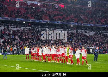 München, Deutschland. März 2024. MÜNCHEN, DEUTSCHLAND - 5. MÄRZ: Spieler von Bayern München feiern den Sieg während der UEFA Champions League, Achtelfinale, 2. Legspiel zwischen Bayern München und Lazio am 5. März 2024 in München. (Foto von Douwe Bijlsma/Orange Pictures) Credit: Orange Pics BV/Alamy Live News Stockfoto