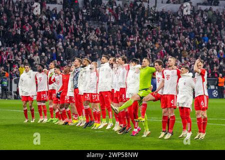 München, Deutschland. März 2024. MÜNCHEN, DEUTSCHLAND - 5. MÄRZ: Spieler von Bayern München feiern den Sieg während der UEFA Champions League, Achtelfinale, 2. Legspiel zwischen Bayern München und Lazio am 5. März 2024 in München. (Foto von Douwe Bijlsma/Orange Pictures) Credit: Orange Pics BV/Alamy Live News Stockfoto