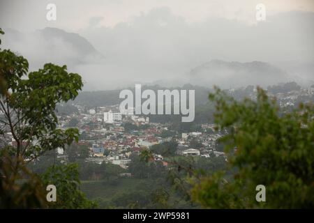 Huatusco, Veracruz, Mexiko - 13. Juli 2022: Monsunregen fällt auf den Stadtkern von Huatusco de Chicuellar. Stockfoto