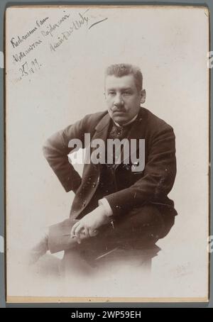 Porträt Stanis Aw Lentz (1861-1920), Maler - Fotografie mit Widmung für Aleksander Rajchman vom 15. April 1899; Conrad (Warschau; fotografisches Zak 1881-CA 1901); um 1898; vor 12,1898 (1895-00-1898-00);Lentz, Stanisław (1861-1920), Lentz, Stanisław (1861-1920)-Widmung aus, Lentz, Stanisław (1861-1920)-Ikonographie, Rajchman, Aleksander (1855-1915), Rajchman, Aleksander (1855-1915)- Widmung für, Rajchman, Aleksander (1855-1915) - Sammlung, Widmungen, Maler, Zigaretten, Porträts, Porträts von Künstlern, Männerporträts Stockfoto