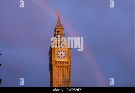 London, UK, 5. März 2024. Während der goldenen Stunde wurde ein Regenbogen über dem Elizabeth Tower (Big Ben) gesehen. Quelle: Eleventh Photography/Alamy Live News Stockfoto