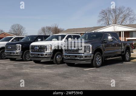 Kokomo - 3. Februar 2024: Ford F-250 Super Duty Crew Cab wird in einem Händlerbetrieb ausgestellt. Ford bietet den F250 als Servicemodelle an. Stockfoto