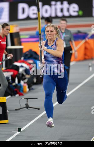 Molly Caudery aus Großbritannien wärmt sich vor dem Pole Vault Finale bei den Leichtathletik-Hallenweltmeisterschaften in der Emirates Arena auf. Stockfoto
