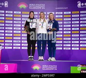 Eliza McCartney (Neuseeland Silber), Molly Caudery (Großbritannien Gold) und Katie Moon (USA Bronze) Pole Vault Medal Zeremonie Medaille Verleihung bei den Leichtathletik Indoor Weltmeisterschaften in der Emirates Arena. Stockfoto