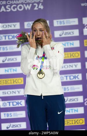 Eine kleine Träne von Molly Caudery aus Großbritannien während der Goldmedaillenzeremonie im Pole Vault-Finale bei den Leichtathletik-Hallenweltmeisterschaften in der Emirates Arena. Stockfoto
