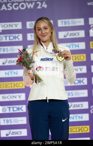 Molly Caudery of Great Britain Goldmedaillenzeremonie im Pole Vault Finale bei den Leichtathletik-Hallenweltmeisterschaften in der Emirates Arena. Stockfoto