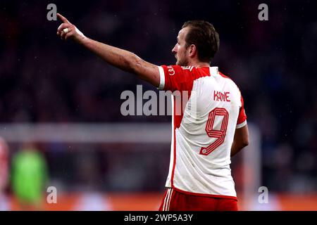 München, Deutschland. März 2024. Harry Kane vom FC Bayern München Gesten beim Achtelfinale der UEFA Champions League zwischen FC Bayern München und SS Lazio in der Allianz Arena am 5. März 2024 in München. Quelle: Marco Canoniero/Alamy Live News Stockfoto