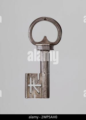 Ein Schlüssel aus Europa aus dem 17. Jahrhundert, der für Verriegelungsmechanismen verwendet wurde und das Handwerk der Metallverarbeitung demonstriert. Stockfoto