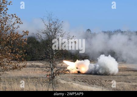 Ein Paar M142 High Mobility Artillery Rocket System (HIMARS) mit Bravo Battery, 1st Battalion, 182nd Field Artillery Regiment, Michigan Army National Guard, feuern ihre Raketen während einer winterlichen Feuerübung auf Camp Grayling, Michigan, 2. März 2024. Die Mitglieder des Referats führten eine Qualifikation nach Tabelle VI für die Leiter der Sektionen durch. (Foto der Nationalgarde der US-Armee von Daniel Garas) Stockfoto